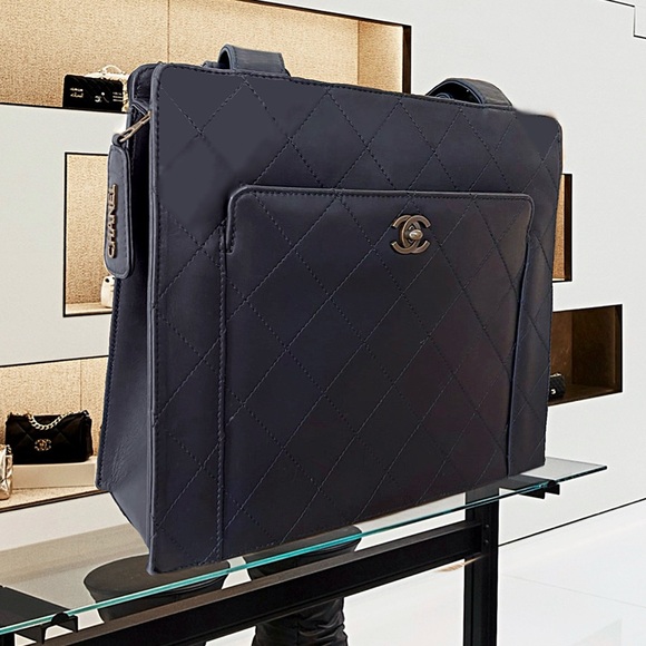 CHANEL Vintage Black Tote (with Gloves) - Picture 1 of 16